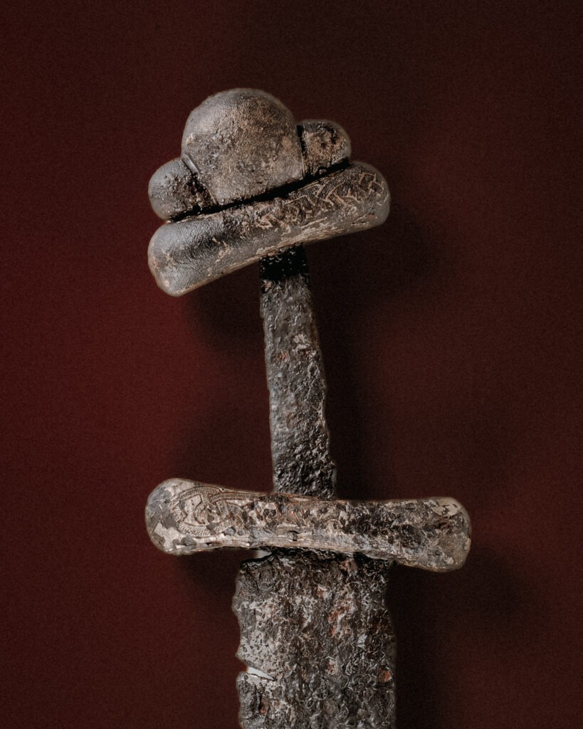 Viking Age grave find from Gjermundbu (farm no. 105, property no. 1), Haug parish, Norderhov parish district, Buskerud. Grave I. The find was reported to the University’s Oldsaksamling (Collection of Antiquities) on 30 March 1943. Curator Sverre Marstrander and assistant Charlotte Thomas were immediately sent to the site. On the basis of Marstrander’s report of 17 April 1943, the following may be stated: The find was made during the excavation of a mound. The Gjermbu or Gjermundbu farms are situated high in the hills at the upper end of Haugsbygd, with extensive views over the Ringerike plain and westward towards the mountains of Telemark.