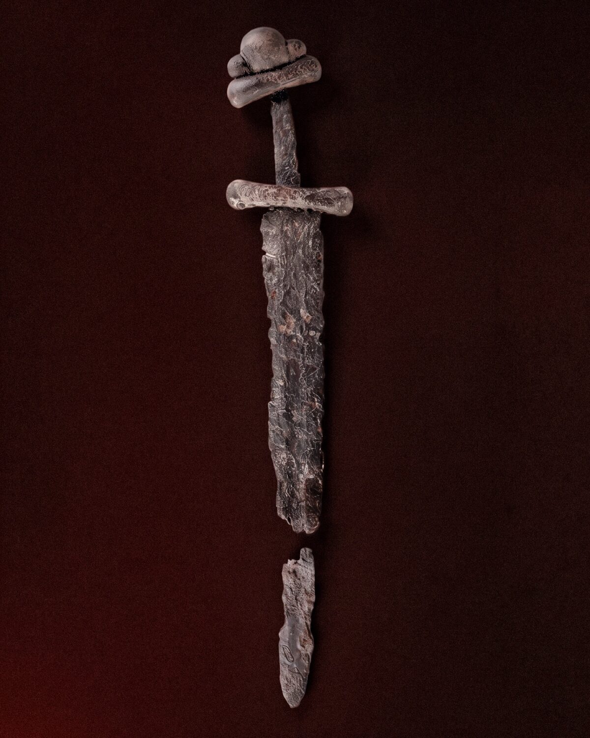 Viking Age grave find from Gjermundbu (farm no. 105, property no. 1), Haug parish, Norderhov parish district, Buskerud. Grave I. The find was reported to the University’s Oldsaksamling (Collection of Antiquities) on 30 March 1943. Curator Sverre Marstrander and assistant Charlotte Thomas were immediately sent to the site. On the basis of Marstrander’s report of 17 April 1943, the following may be stated: The find was made during the excavation of a mound. The Gjermbu or Gjermundbu farms are situated high in the hills at the upper end of Haugsbygd, with extensive views over the Ringerike plain and westward towards the mountains of Telemark.