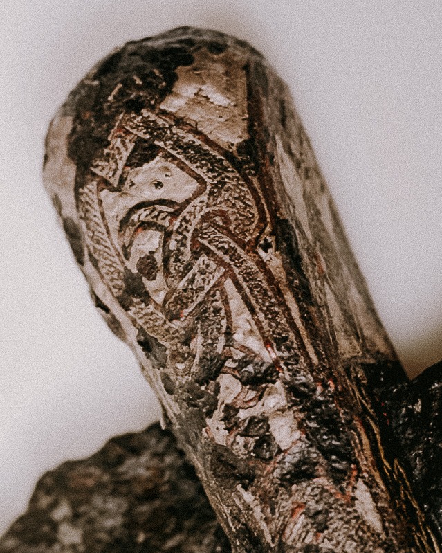 Viking Age grave find from Gjermundbu (farm no. 105, property no. 1), Haug parish, Norderhov parish district, Buskerud. Grave I. The find was reported to the University’s Oldsaksamling (Collection of Antiquities) on 30 March 1943. Curator Sverre Marstrander and assistant Charlotte Thomas were immediately sent to the site. On the basis of Marstrander’s report of 17 April 1943, the following may be stated: The find was made during the excavation of a mound. The Gjermbu or Gjermundbu farms are situated high in the hills at the upper end of Haugsbygd, with extensive views over the Ringerike plain and westward towards the mountains of Telemark.